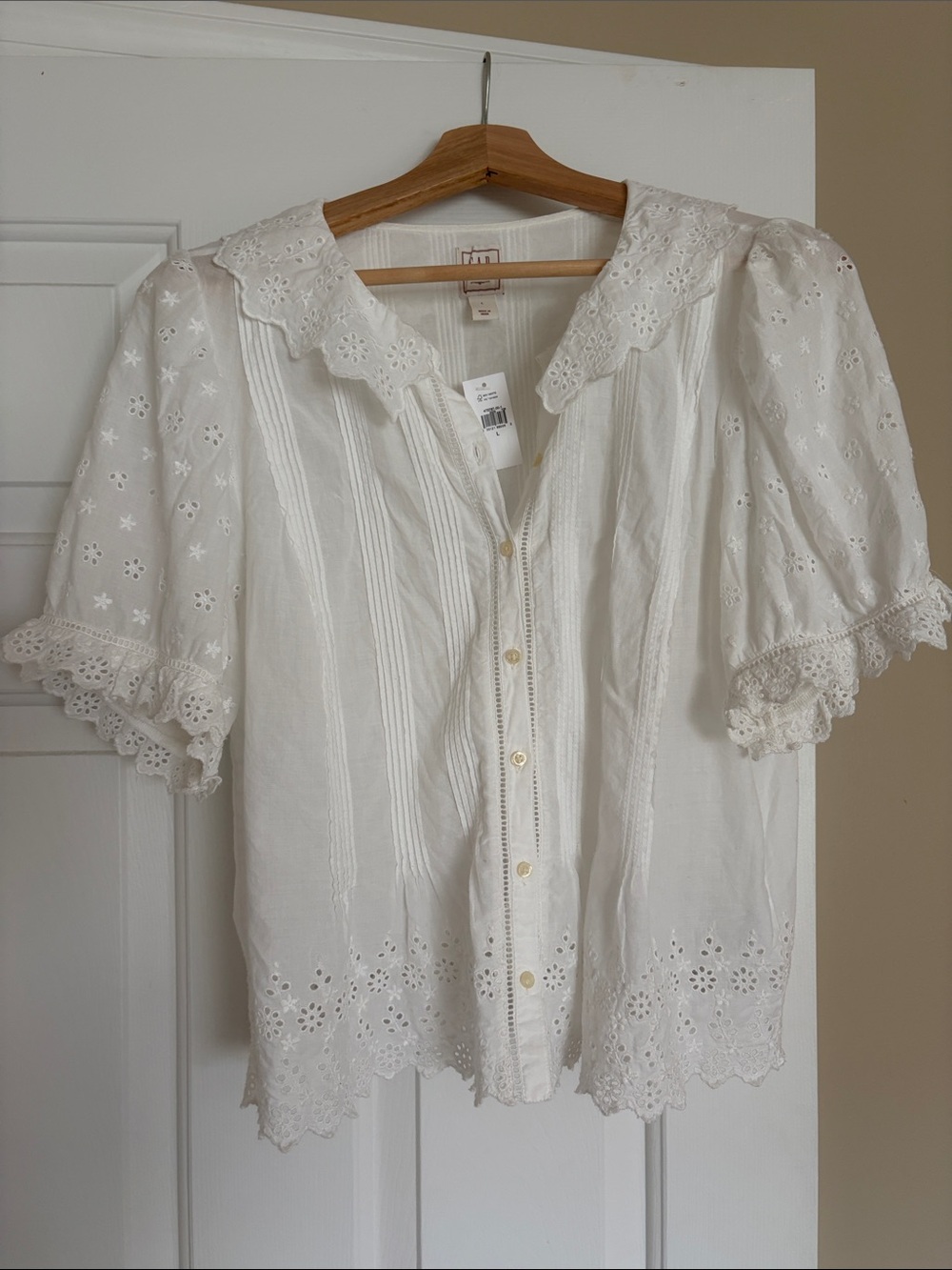 White Eyelet Button-Front Short Sleeve Top - Picture 4 of 13